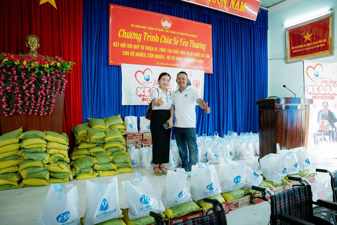 Bảng thống kê số liệu và kính lúp, tượng trưng cho việc nghiên cứu và phân tích kết quả xổ số.