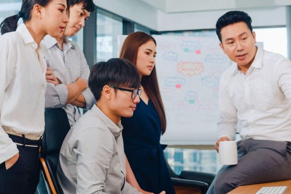 Hình ảnh minh họa người chơi đá gà trực tuyến đang kiểm soát tài chính và thời gian chơi